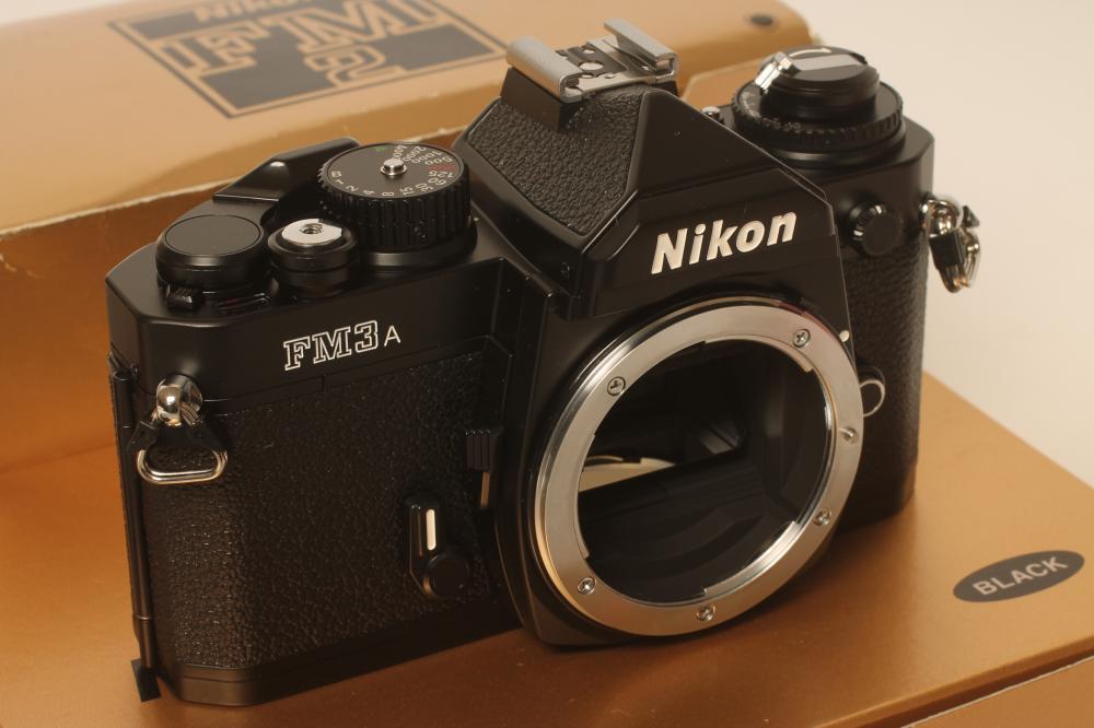 A BOXED NIKON FM2 AND BOXED NIKON FM3A, together with a boxed Nikkor 35mm lens, a boxed Nikon - Bild 2 aus 4