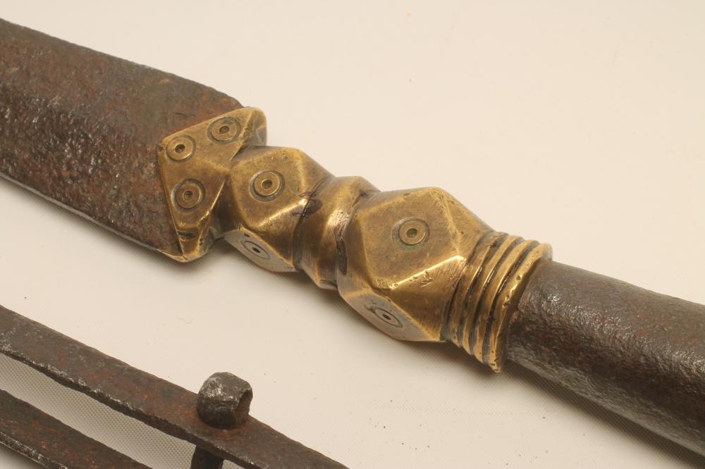 A CHINESE QIANG SPEAR HEAD, 19th century, with 12" blade and brass geometric collar, 18 1/4" long, - Bild 2 aus 3