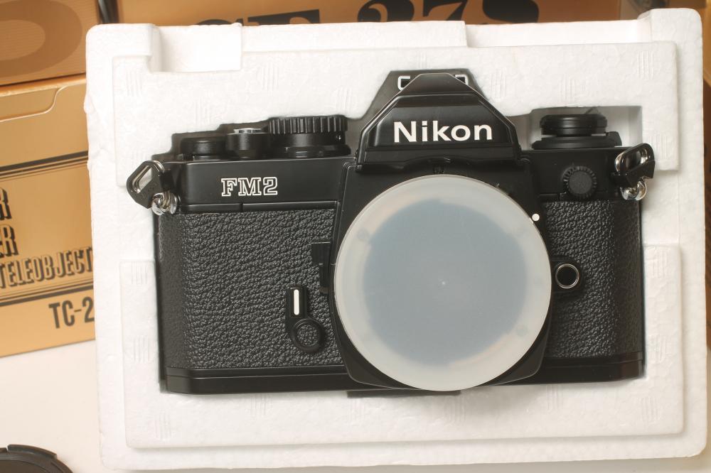 A BOXED NIKON FM2 AND BOXED NIKON FM3A, together with a boxed Nikkor 35mm lens, a boxed Nikon - Bild 3 aus 4