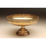 A SILVER PEDESTAL BOWL, maker Walker & Hall, Sheffield 1915, the plain circular bowl with pierced