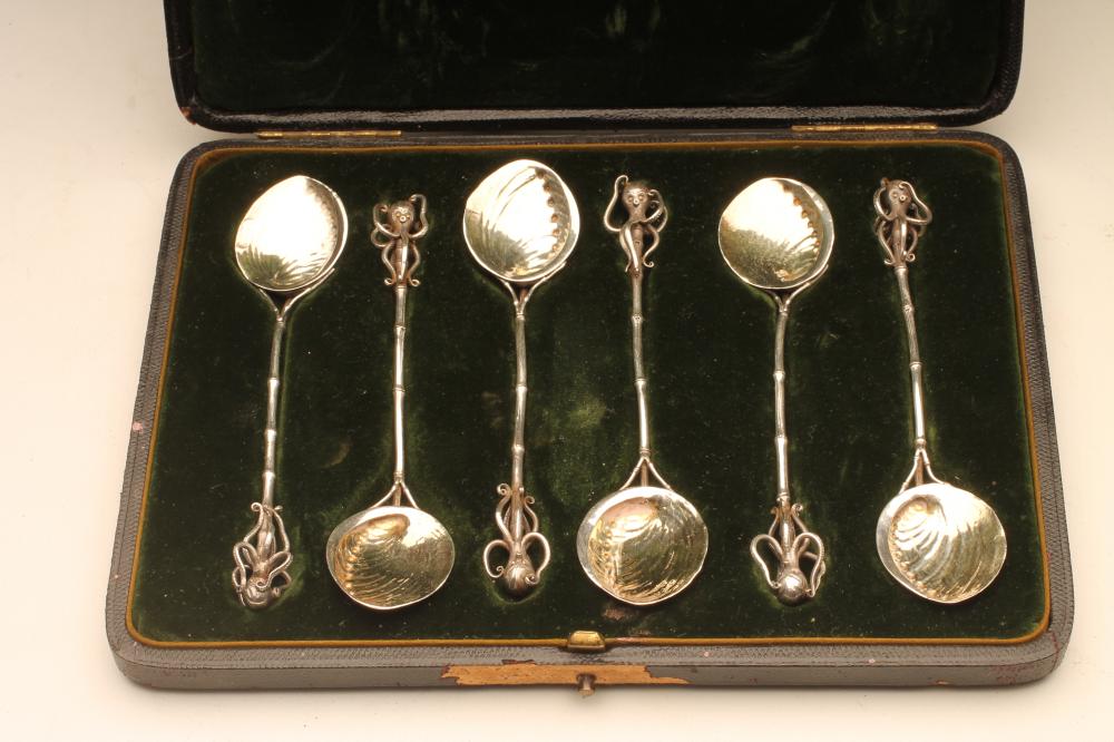 A SET OF SIX LIBERTY & CO. AESTHETIC SILVER TEASPOONS, London import marks for 1893 and 1894 ( - Bild 3 aus 4