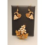 A 9CT GOLD AND SEED PEARL BROOCH AND MATCHING PENDANT EARRINGS as bunches of grapes, brooch 1 1/4"