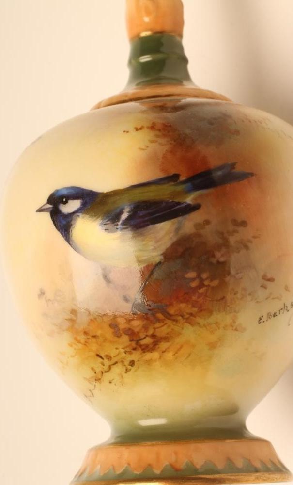 AN EDWARDIAN ROYAL WORCESTER CHINA BUD VASE, 1907, of typical form, painted by E. Barker with a blue - Image 3 of 3