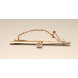 A SOLITAIRE DIAMOND BAR BROOCH, the brilliant cut stone of approximately 0.5cts claw set to an