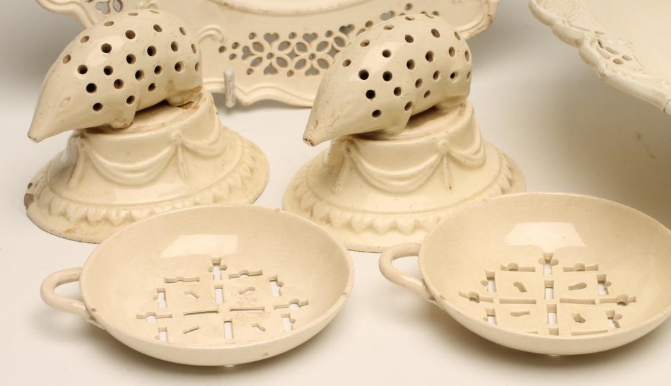 A PAIR OF CREAMWARE TOOTHPICK HOLDERS, late 18th century, modelled as hedgehogs on swag moulded - Bild 2 aus 3
