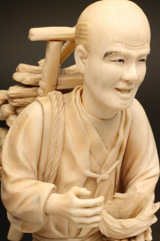 A JAPANESE SECTIONAL IVORY OKIMONO, Meiji period, carved as a woodsman with a bundle of faggots on - Bild 2 aus 4