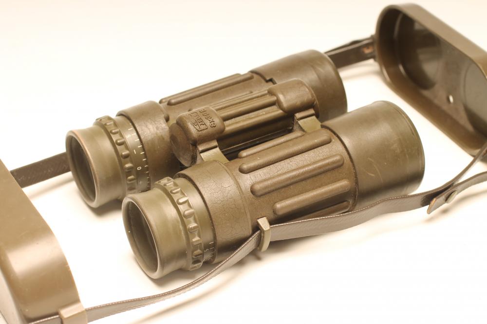 A PAIR OF CARL ZEISS 8X30 B BINOCULARS, made in West Germany, with moulded rubber armour, plastic - Bild 2 aus 4