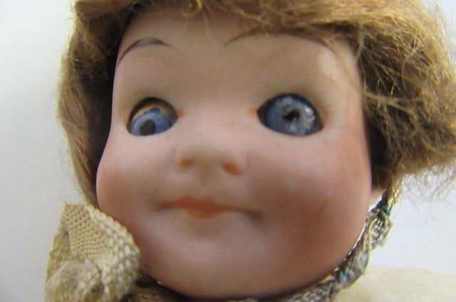 A small Strobel & Wilkin bisque head doll, with blue glass sleeping eyes, closed smiling mouth, - Bild 2 aus 5