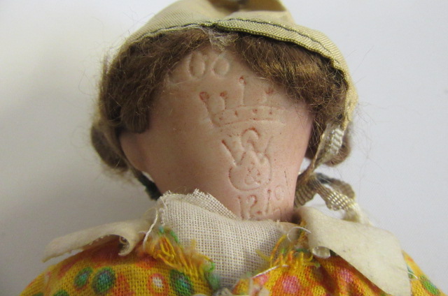 A small Strobel & Wilkin bisque head doll, with blue glass sleeping eyes, closed smiling mouth, - Bild 5 aus 5
