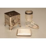 AN EDWARDIAN SILVER MOUNTED CLEAR GLASS NOVELTY "BOOT" VESTA HOLDER with silver collar, maker's mark