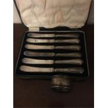 Boxed set of 6 butter knives and a serviette ring