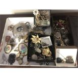 Collection costume jewellery etc.