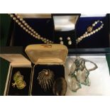 Various vintage jewellery to include cultured pearls with 9ct clasp brooche etc.