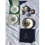 A selection of ceramics to include Royal Doulton christmas Plates, 1977,78, Royal Worcester golfing