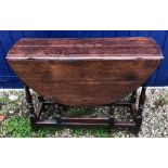 Oak gateleg table with well turned legs in good condition