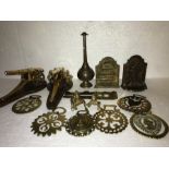 Assorted brass objects to include a pair of good quality cannons, horse brasses etc...