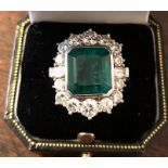 Very good emerald and diamond cluster ring