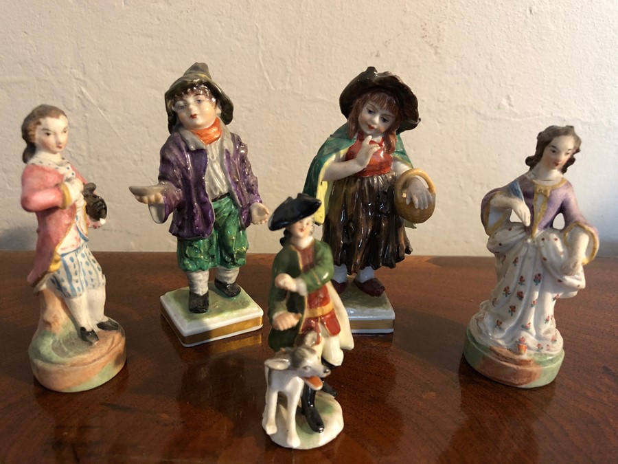 Five small figures with damages