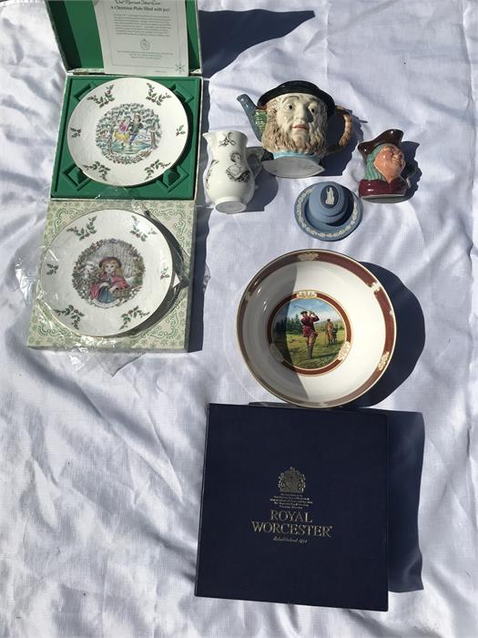 A selection of ceramics to include Royal Doulton christmas Plates, 1977,78, Royal Worcester golfing