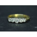 AN 18CT YELLOW GOLD GRADUATED FIVE STONE RING