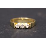 AN 18CT YELLOW GOLD RING, 3 diamond stone setting