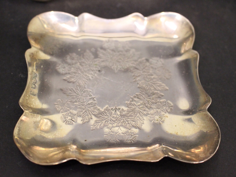 A MIXED SILVER LOT, includes; (1) A Pierced Silver Bowl, decorated with floral and foliage design - Image 4 of 4