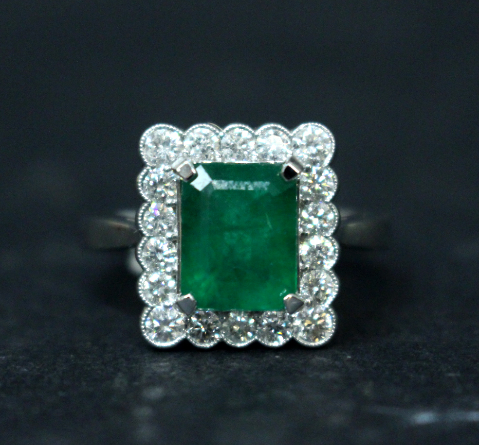 AN 18CT COLOMBIAN EMERALD & DIAMOND CLUSTER RING