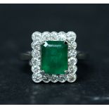 AN 18CT COLOMBIAN EMERALD & DIAMOND CLUSTER RING