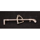 A STERLING SILVER BAR BROOCH, in the form of a golf club with a horse stirrup