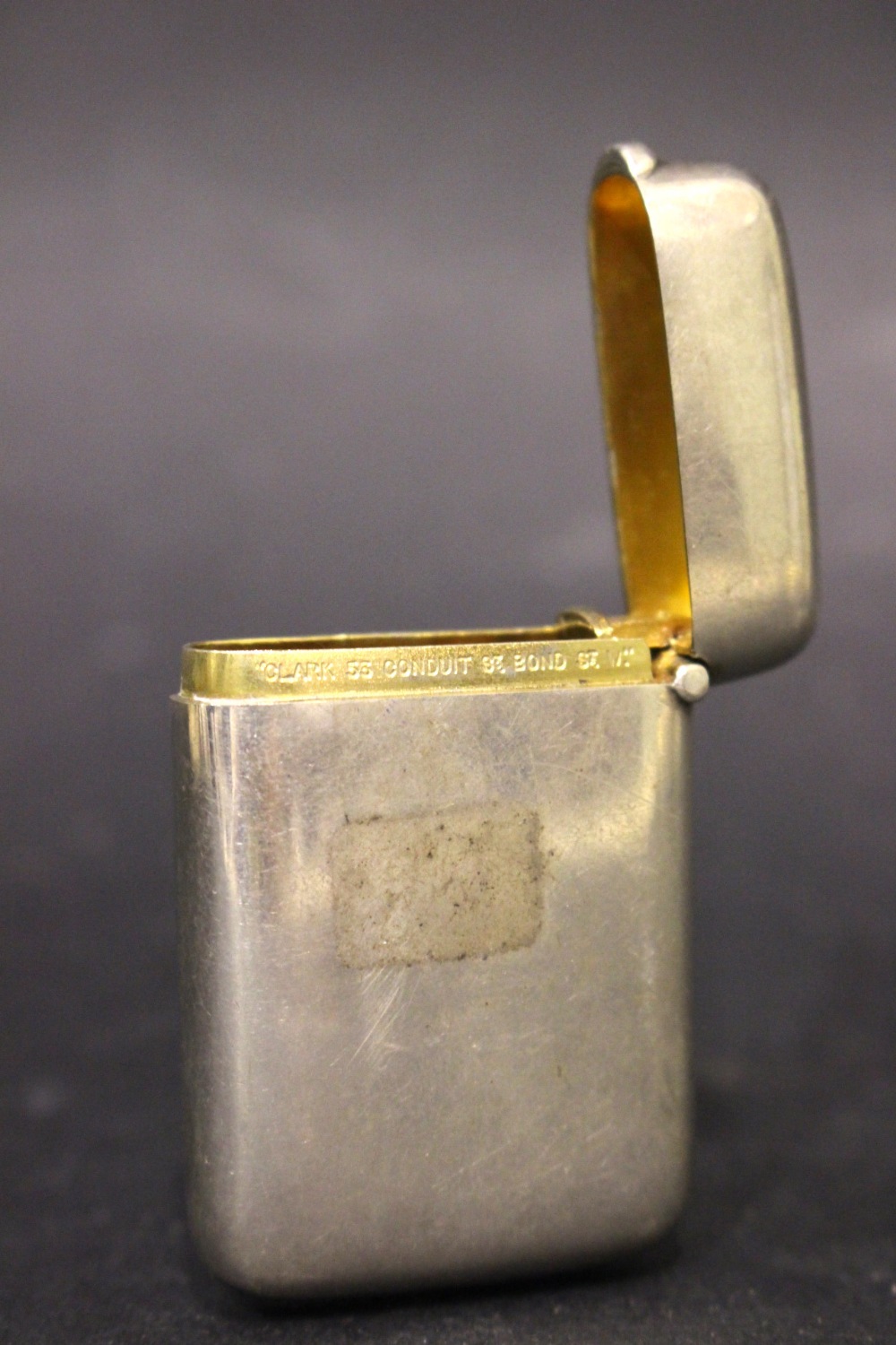 AN EARLY 20TH CENTURY SILVER VESTA CASE, small, with gilt interior, maker's mark A.C