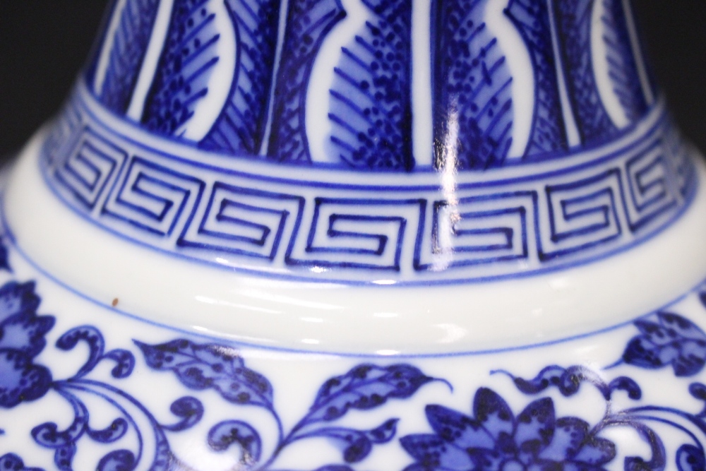 A TALL CHINESE BLUE & WHITE VASE - Image 4 of 6