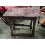 AN OAK SIDE TABLE, with carved decorated apron, raised on turned legs, reeded stretcher, two panel