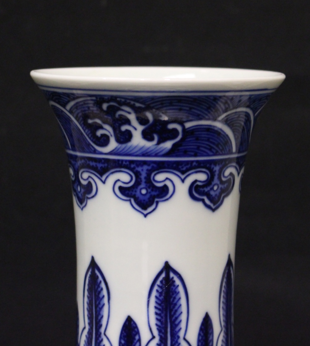 A TALL CHINESE BLUE & WHITE VASE - Image 2 of 6