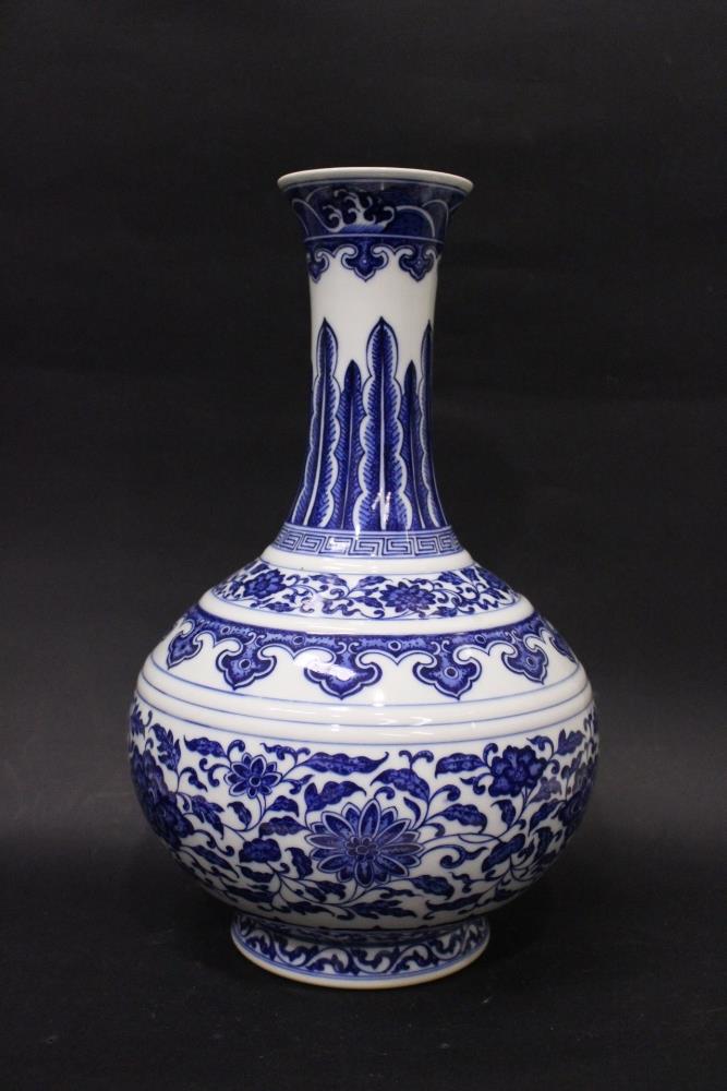 A TALL CHINESE BLUE & WHITE VASE