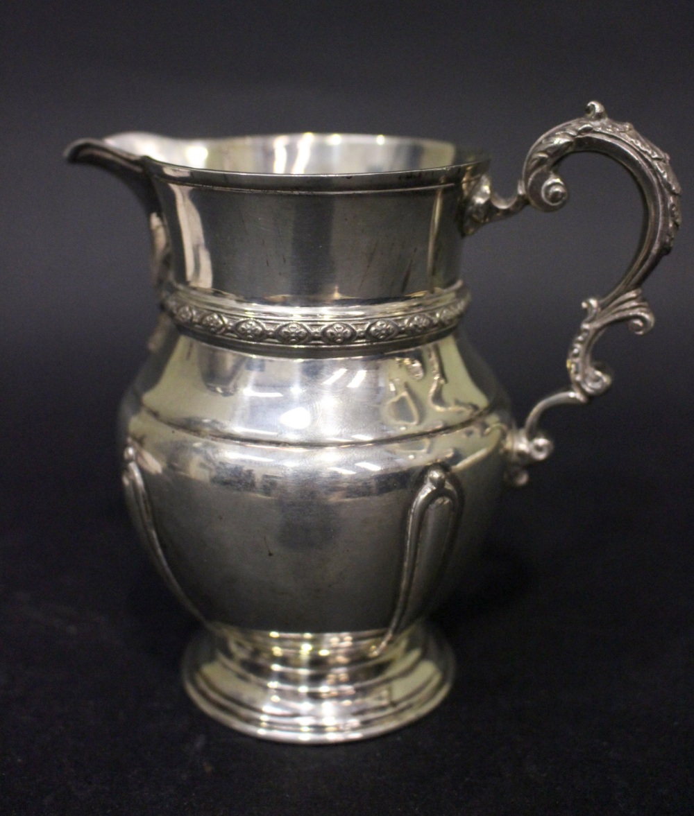 AN EARLY 20TH CENTURY SILVER ART NOUVEAU DESIGN JUG, London, date letter 'L' for 1926/27, sterling