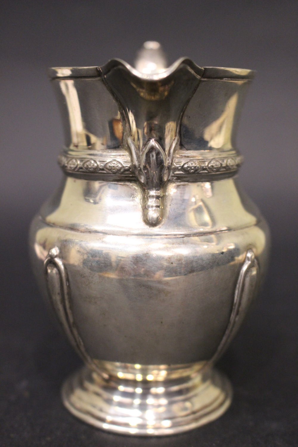 AN EARLY 20TH CENTURY SILVER ART NOUVEAU DESIGN JUG, London, date letter 'L' for 1926/27, sterling - Image 3 of 5