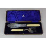 A George V silver two-piece cased set of fish servers, makers Isaac Ellis & Sons, Sheffield 1929