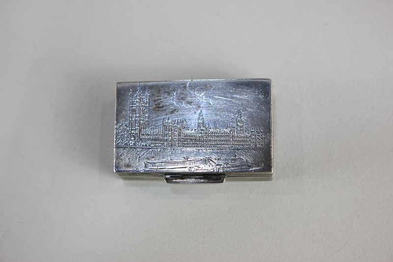 A George VI silver pill box, maker S J Rose & Son, London, 1948, the top engraved with Big Ben,