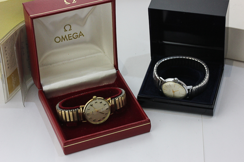 A gentleman's gold Omega wristwatch on a replaced sprung bracelet, manual wind, Geneve model, and