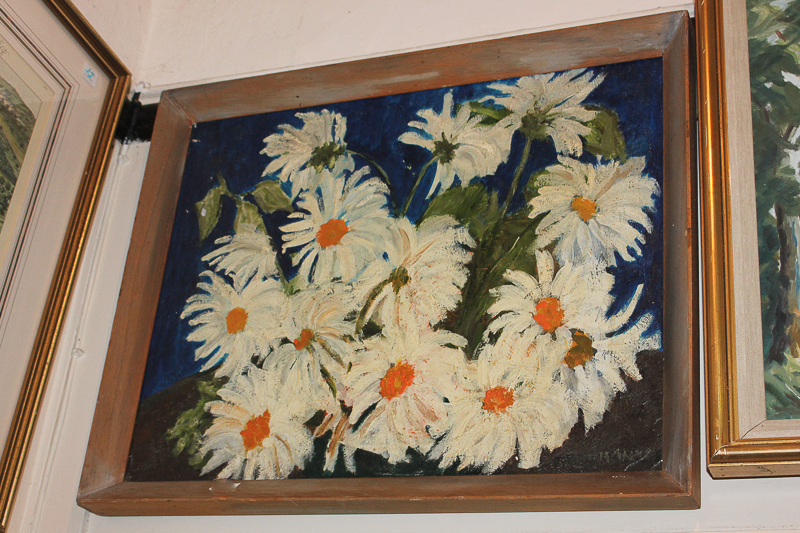 Hankey (20th century), floral still life of daisies, oil on canvas, indistinctly signed, inscription