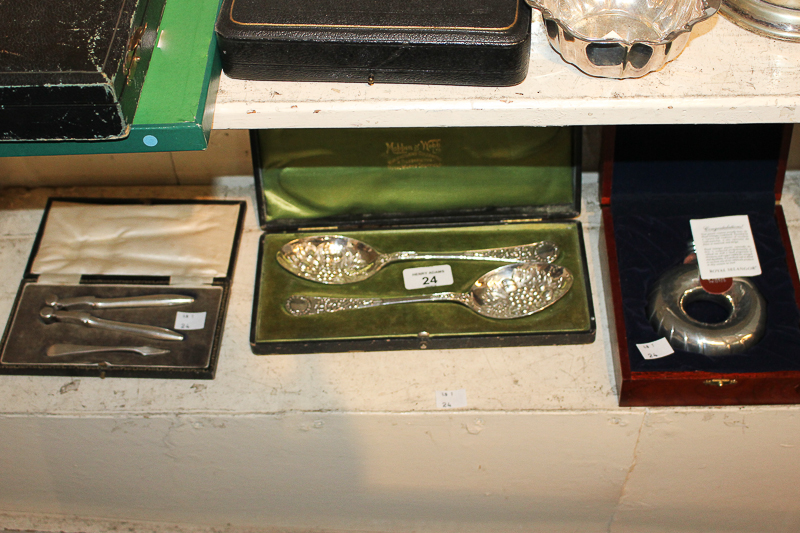 A cased pair of Mappin & Webb silver plate berry tablespoons in fitted case with green silk and