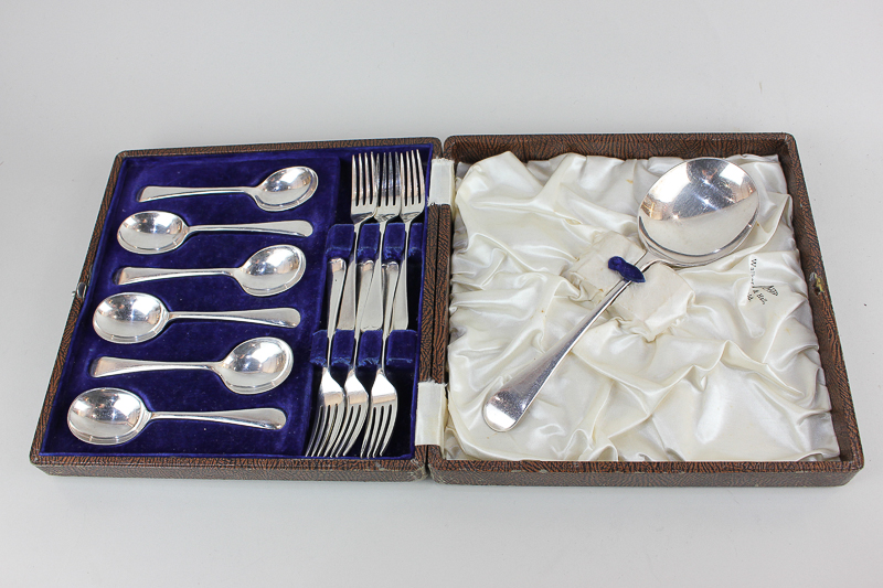 A Walker & Hall Sheffield silver plated dessert set for six, in fitted case