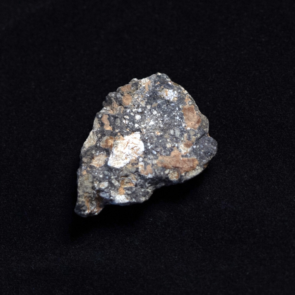 SPACE MEMORABILIA/MOON: Stunning NWA 11303 Lunar Meteorite weighing eight grams and measuring thirty