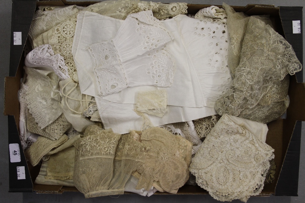 19th/20th cent. Lace: Bruges, Belgium, Honiton and other Devon, Nottingham lace etc. Cuffs
