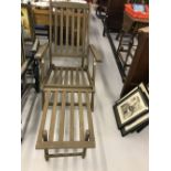 20th cent. Gardenalia: Teak steamer chair.