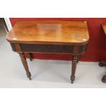 18th cent. Figured mahogany tea table on turned supports.