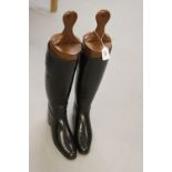 20th cent. Black riding boots, size 6 with treen stretchers.