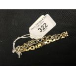 Hallmarked Jewellery: 375 "D" links bracelet 8ins. 11.7grams.