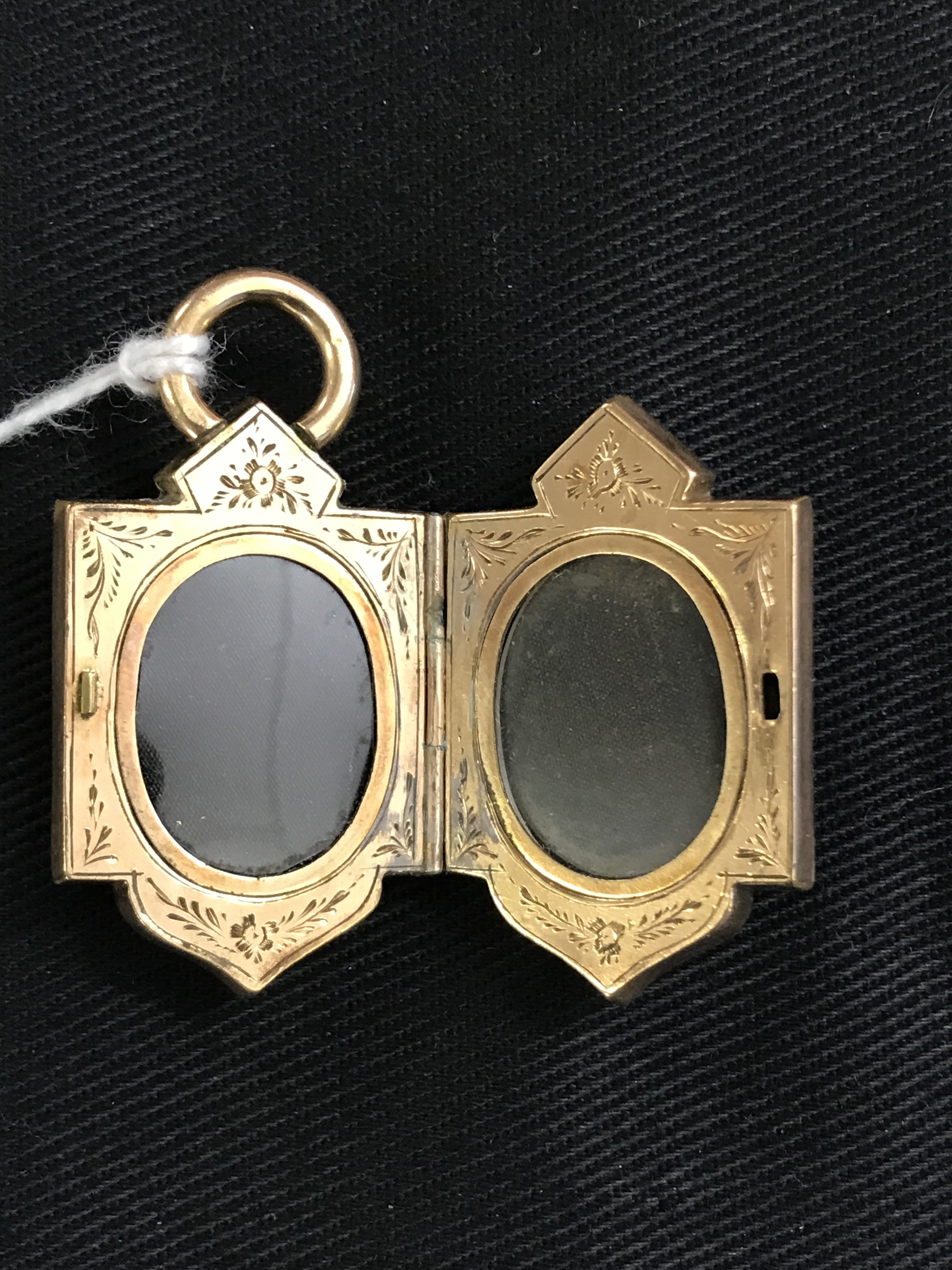 19th cent. Yellow Metal Jewellery: Gothic style floral engraved locket, opens to reveal 2 oval - Bild 2 aus 2
