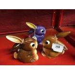20th cent. Ceramics: Goebel bunny figurines, 2 brown and 1 purple (3).